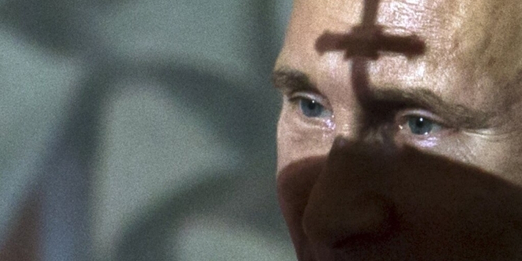 Рашистам роздали фронтовий молитовник – в ньому путін названий…архістратигом (ФОТО)