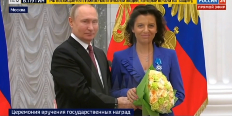 Путін в Кремлі нагародив пропагандистів – Симоньян йому подякувала за “замочених людожерів” (ФОТО, ВІДЕО)