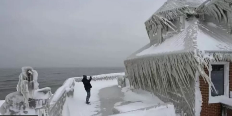 В США через снігову хуртовину загинуло вже 64 людини (ФОТО)