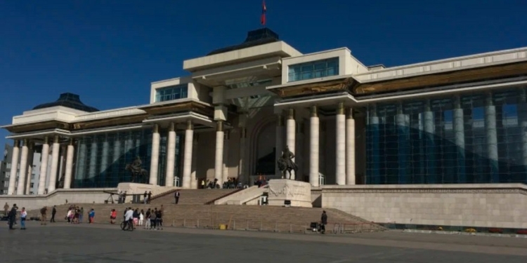 В Монголії штурмують Палац уряду через розкрадання експортного вугілля на $12,9 млрд. (ФОТО, ВІДЕО)