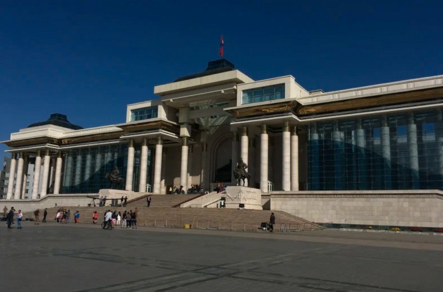 В Монголії штурмують Палац уряду через розкрадання експортного вугілля на $12,9 млрд. (ФОТО, ВІДЕО) 10