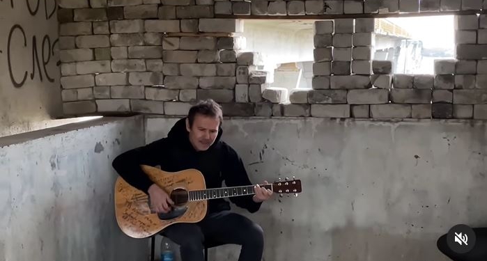 Вакарчук заспівав “Човен” на Антонівському мосту (ВІДЕО)