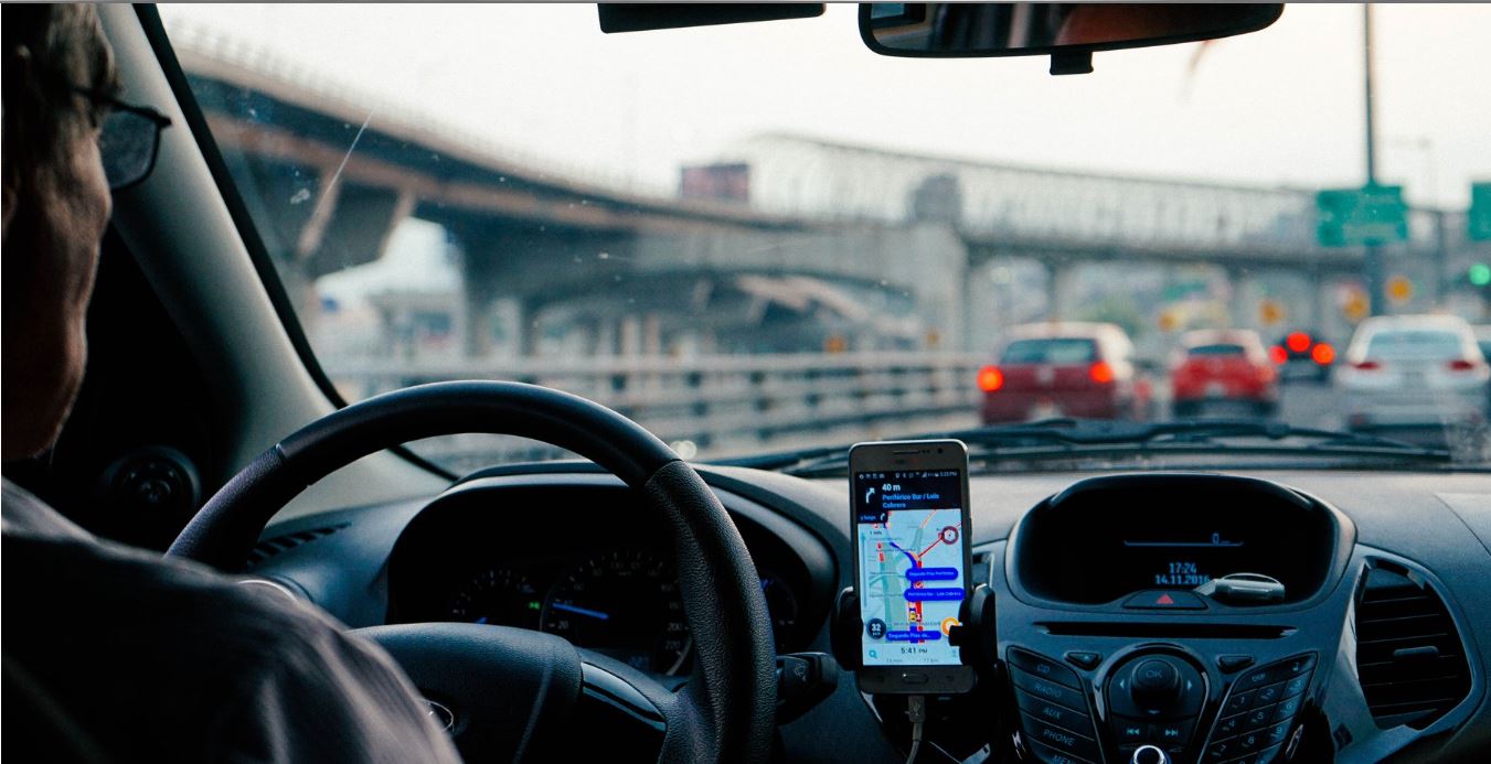 Видаліть це негайно! Тисячі українських водіїв користуються додатком, який збирає дані для рф