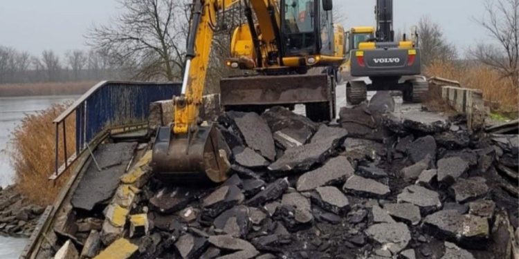 Поблизу трьох з шести зруйнованих на Миколаївщині мості вже зведені тимчасові переправи – Укравтодор (ФОТО)