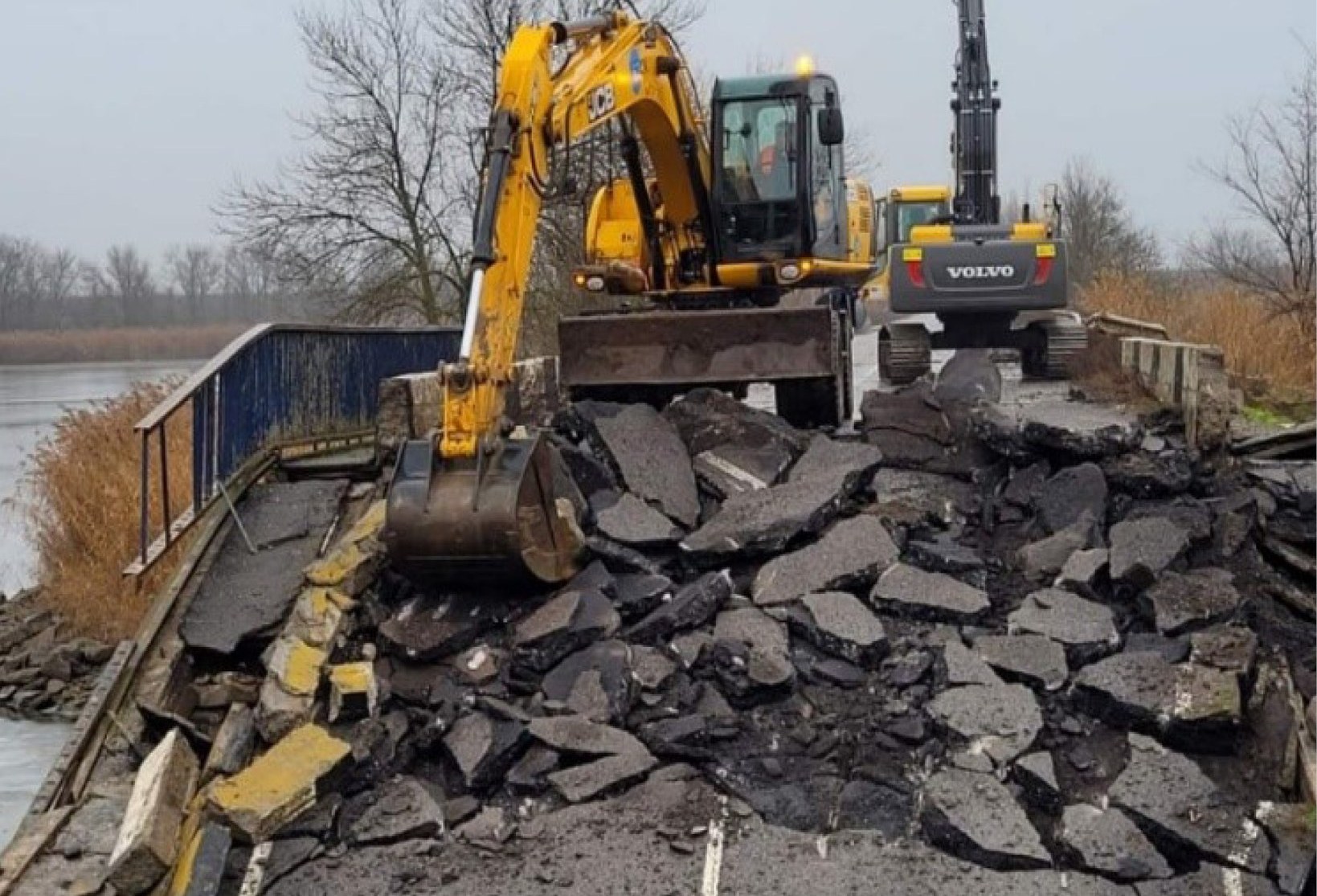 Поблизу трьох з шести зруйнованих на Миколаївщині мості вже зведені тимчасові переправи – Укравтодор (ФОТО)