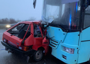 На Миколаївщині внаслідок зіткнення легковика та автобуса з пасажирами травмовані 5 людей (ФОТО)