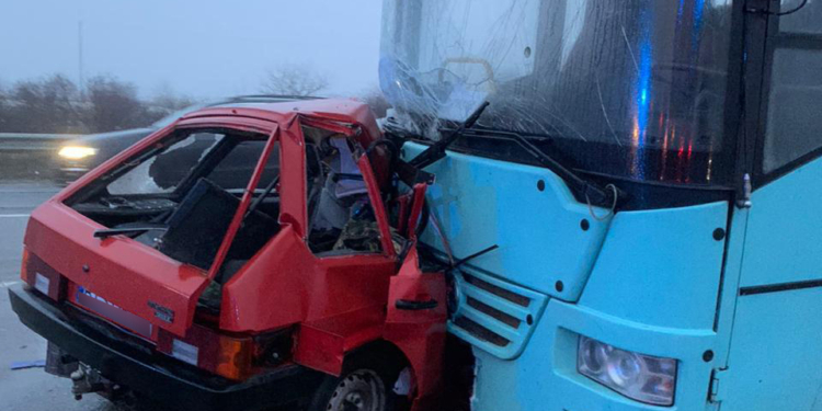 На Миколаївщині внаслідок зіткнення легковика та автобуса з пасажирами травмовані 5 людей (ФОТО)