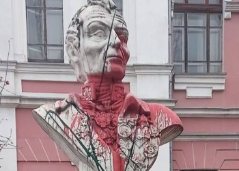 Як кров українців. В Миколаєві пам’ятник Суворову облили червоною фарбою (ФОТО)