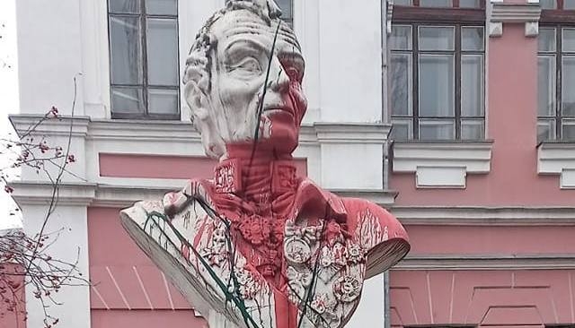 Як кров українців. В Миколаєві пам’ятник Суворову облили червоною фарбою (ФОТО)
