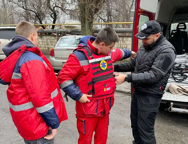 Медики Миколаївщини отримати 110 бронежилетів, в тому числі 10 дитячих, ще 47 передадуть медикам Херсонщини (ФОТО)