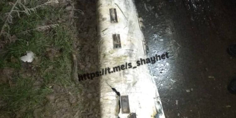 Начальник поліції Миколаївщини показав залишки збитої російської ракети, яка вночі атакувала Первомайський район (ФОТО)