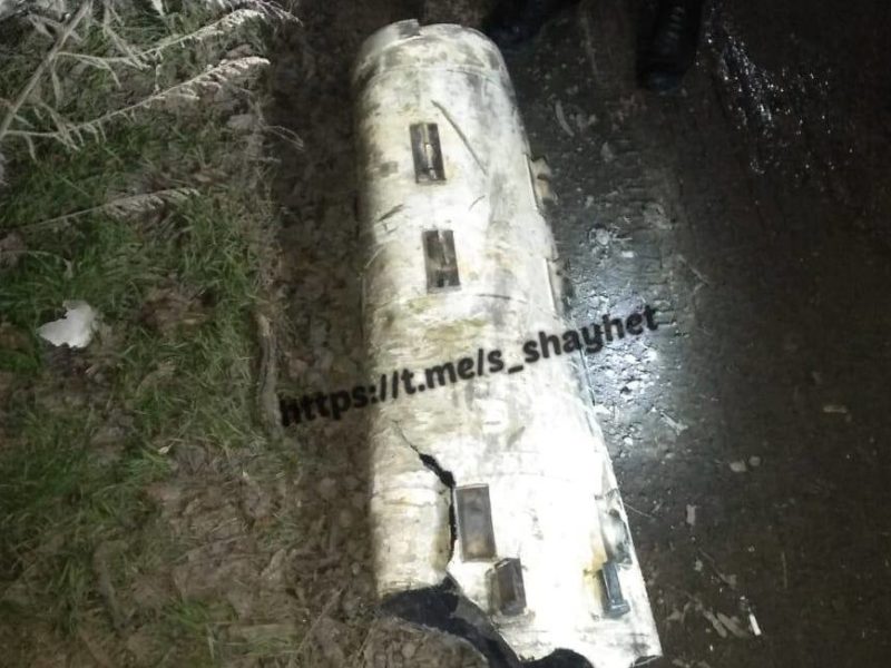 Начальник поліції Миколаївщини показав залишки збитої російської ракети, яка вночі атакувала Первомайський район (ФОТО)