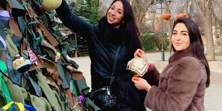 В Миколаєві містяни прикрашають Ялинку Незламних (ФОТО)