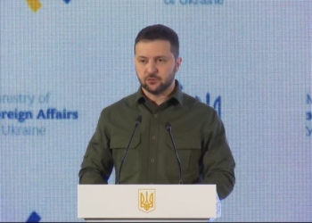 “Спати менше, ніж ворог, думати більше, ніж ворог”, – Зеленський роздав завдання дипломатам і натякнув, що візит за кордон був не останнім (ВІДЕО)