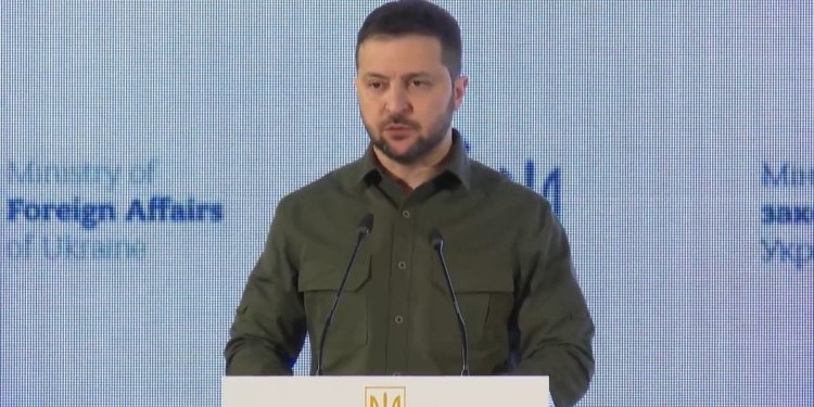 “Спати менше, ніж ворог, думати більше, ніж ворог”, – Зеленський роздав завдання дипломатам і натякнув, що візит за кордон був не останнім (ВІДЕО)