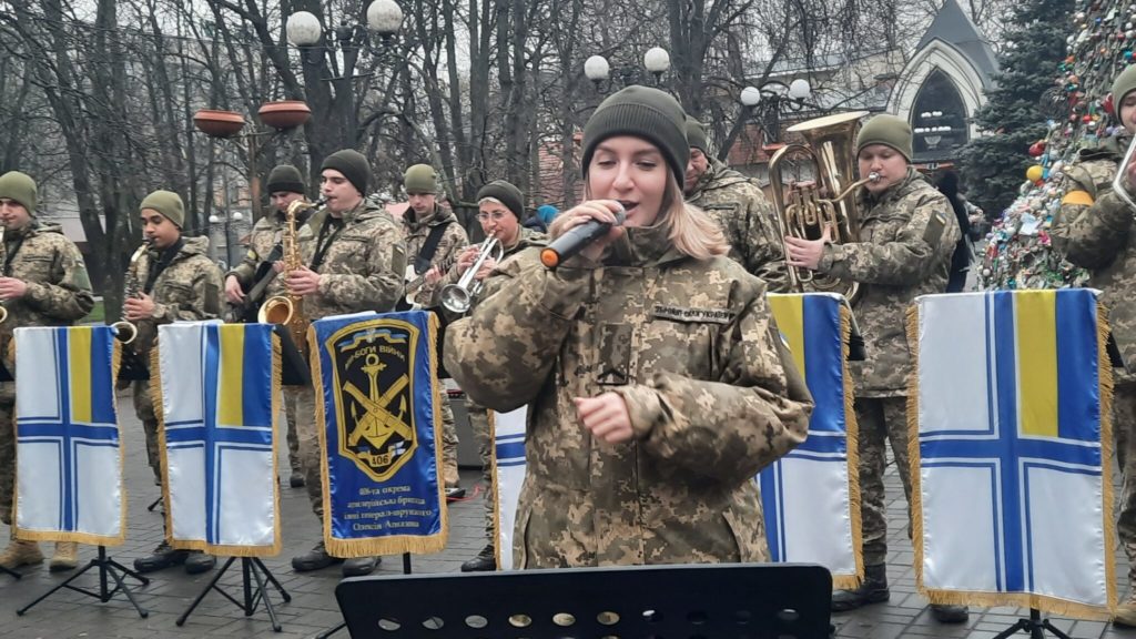 Військовий оркестр артбригади привітав Миколаїв з Різдвом піснею (ВІДЕО) 1