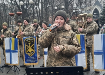 Військовий оркестр артбригади привітав Миколаїв з Різдвом піснею (ВІДЕО)