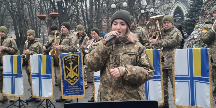 Військовий оркестр артбригади привітав Миколаїв з Різдвом піснею (ВІДЕО)