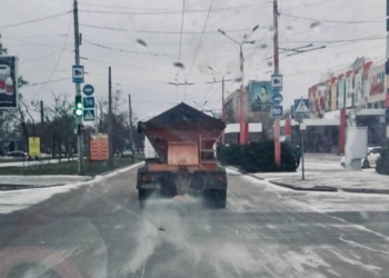 Проїзд по Миколаєву забезпечено: в міськраді відзвітували про посипку доріг протиожеледними засобами (ФОТО)