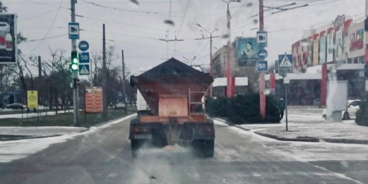 Проїзд по Миколаєву забезпечено: в міськраді відзвітували про посипку доріг протиожеледними засобами (ФОТО)