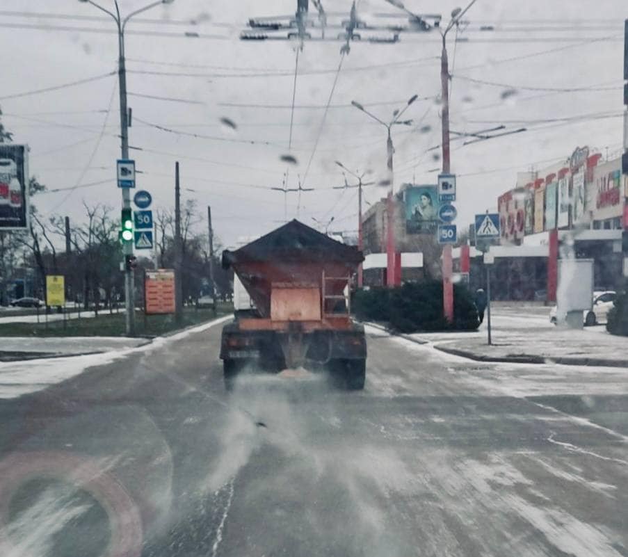 Проїзд по Миколаєву забезпечено: в міськраді відзвітували про посипку доріг протиожеледними засобами (ФОТО) 1
