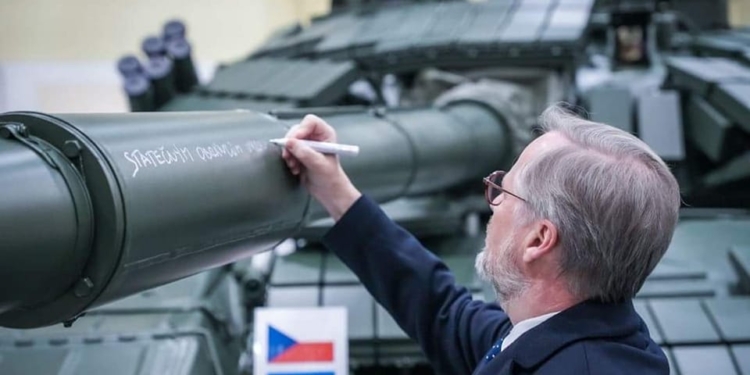 «Хоробрим захисникам України»: прем’єр-міністр Чехії залишив побажання на модернізованому танку Т-72
