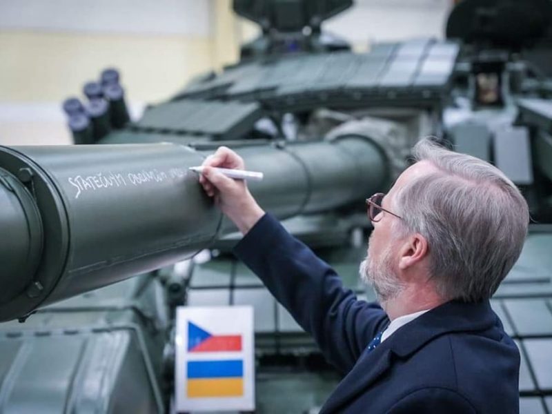 «Хоробрим захисникам України»: прем’єр-міністр Чехії залишив побажання на модернізованому танку Т-72
