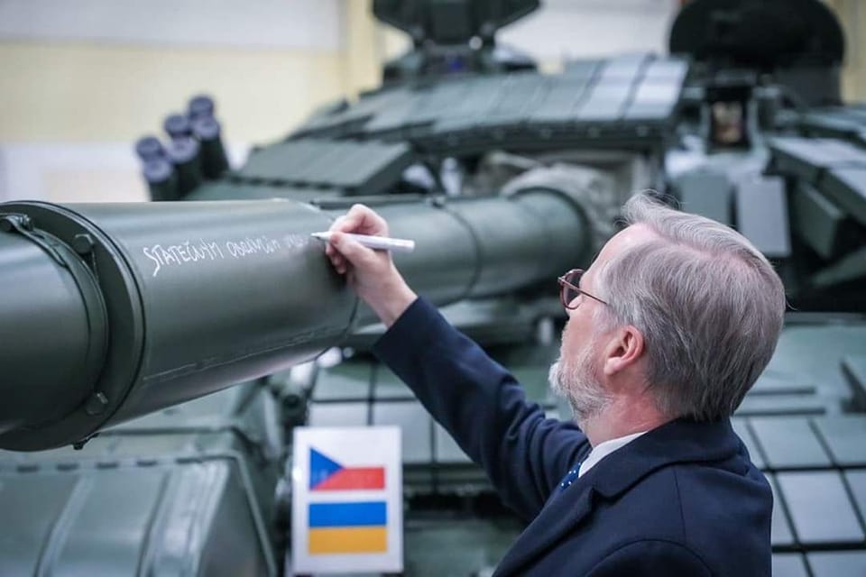 «Хоробрим захисникам України»: прем'єр-міністр Чехії залишив побажання на модернізованому танку Т-72 1
