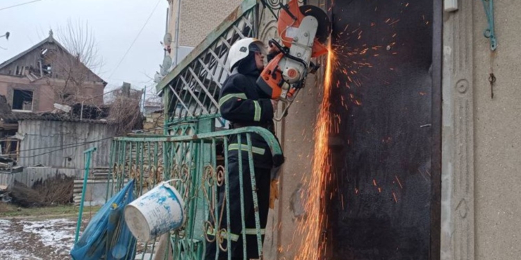 Рятувальники Миколаївщини звільнили 57-річного очаківця, який опинився заблокованим у власному домі після вчорашнього російського обстрілу