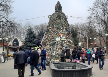 В Миколаєві почали прибирати Ялинку Незламних (ФОТО)
