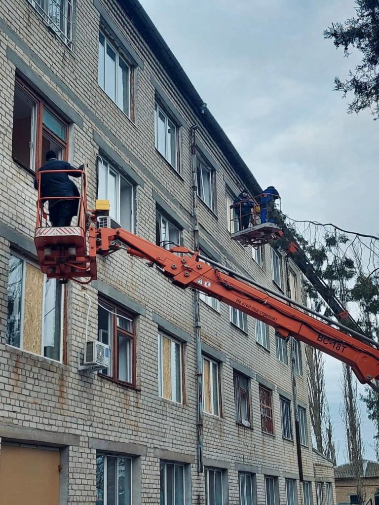 Комунальники Миколаєва допомагають наводити лад в Очакові після російського обстрілу 9 січня (ФОТО) 1