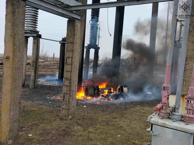 Пожежа на електропідстанції в Миколаєві: вогонь приборканий (ФОТО)