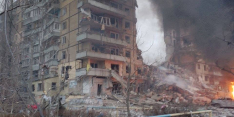 В Дніпрі російська ракета влучила в багатоповерхівку: знесено один під’їзд, під завалами люди (ФОТО, ВІДЕО)
