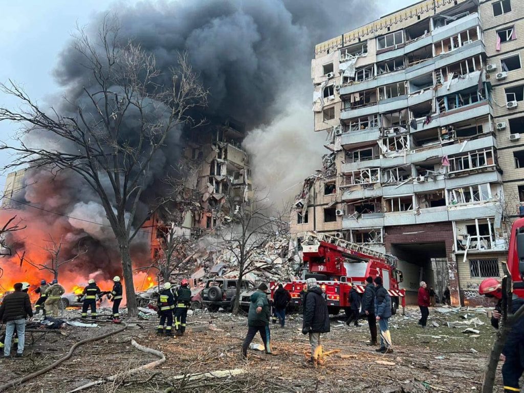 В Дніпрі російська ракета влучила в багатоповерхівку: знесено один під’їзд, під завалами люди (ФОТО, ВІДЕО) 4