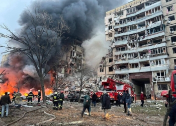 В Дніпрі російська ракета влучила в багатоповерхівку: знесено один під’їзд, під завалами люди (ФОТО, ВІДЕО)