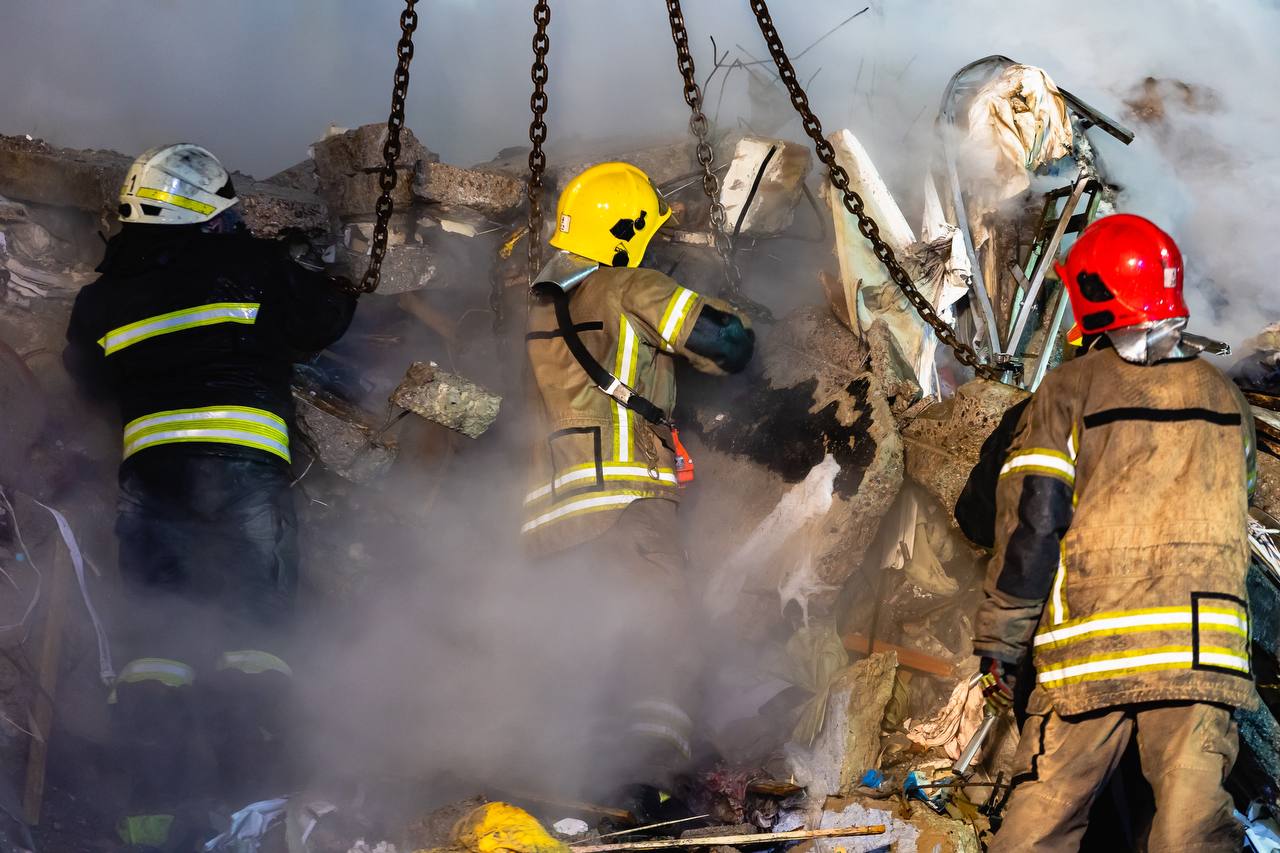 В зруйнованій російською ракетою багатоповерхівці в Дніпрі наразі відомо про 14 загиблих