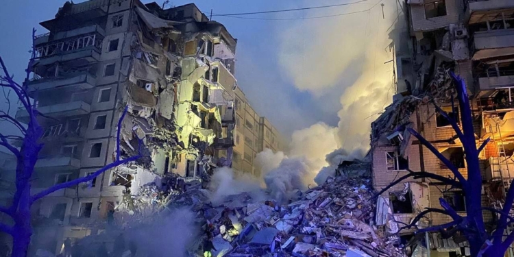 Кількість жертв російської ракети в багатоповерхівці в Дніпрі збільшилась до 18. Невідома доля ще понад 40 людей