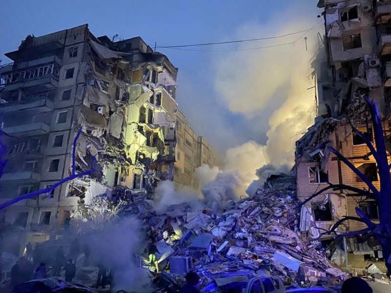Кількість загиблих в зруйнованому російською ракетою будинку в Дніпрі зросла до 22