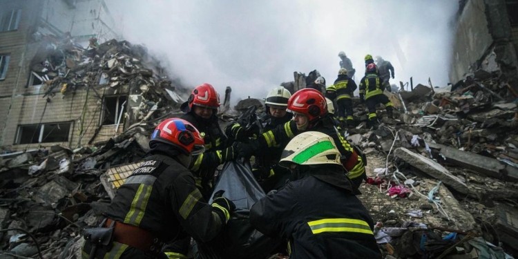 Кількість загиблих в зруйнованій російською ракетою багатоповерхівці збільшилось до 25 (ФОТО)