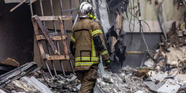 Кількість жертв російської ракети в багатоповерхівці в Дніпрі збільшилась до 35, серед них двоє дітей. Пошуки тривають