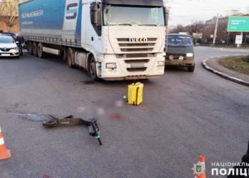 В Миколаєві вантажівка наїхала на електросамокат – водій електросамоката в лікарні