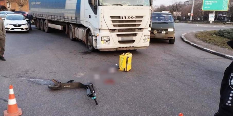В Миколаєві вантажівка наїхала на електросамокат – водій електросамоката в лікарні
