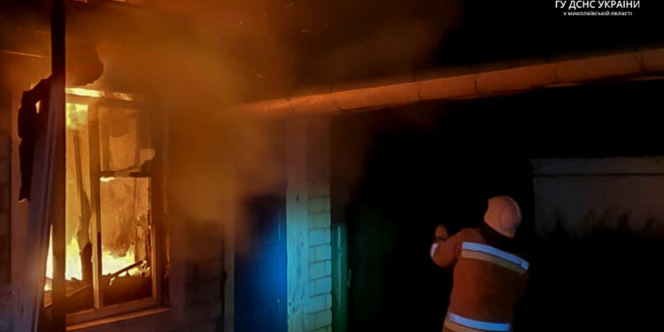 Дві пожежі в житлі і одна – транспортного засобу: що гасили рятувальники на Миколаївщині минулої доби (ФОТО)