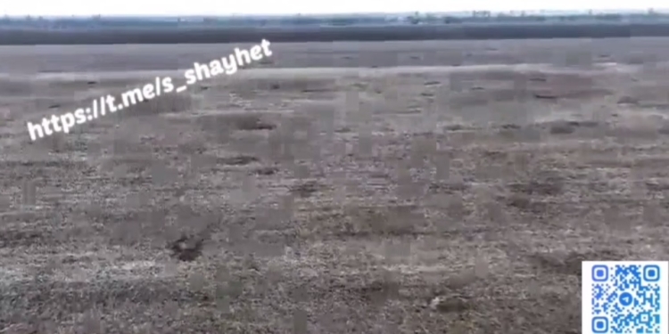 Вирви від снарядів та кинута російська військова техніка: головний поліцейський Миколаївщини, як виглядають поля (ВІДЕО)