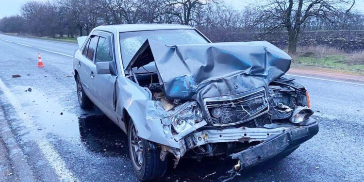 На трасі Миколаїв-Одеса в ДТП за участі легковика і вантажівки загинула одна людина і двоє були травмовані (ФОТО)