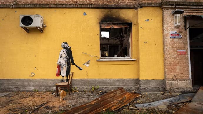 Місяць минув: на Київщині повідомлено про підозру громадянину, який намагався вкрасти графіті Бенксі