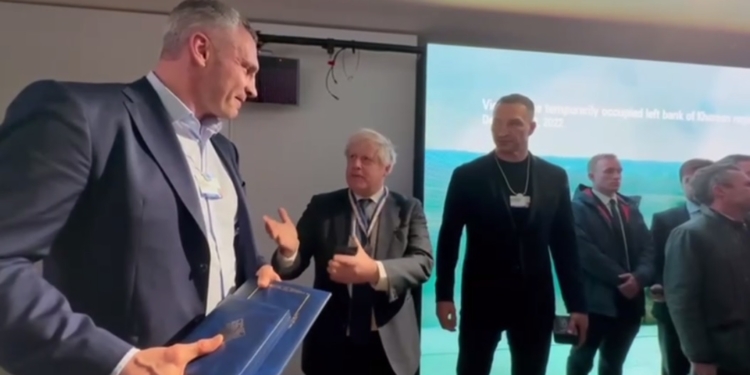 Віталій Кличко вручив Борису Джонсону в Давосі знак Почесного громадянина міста Києва (ВІДЕО)