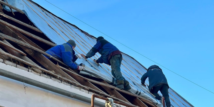 В Миколаєві ліквідовують наслідки обстрілу 31 грудня: зашивають ОСБ-плитами вибиті вікна і замінюють побитий шифер на будинках (ФОТО)