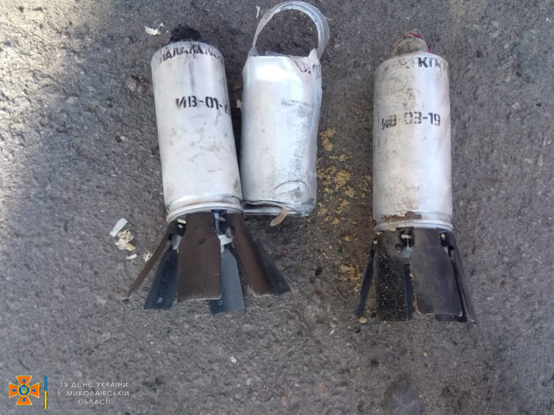 На Миколаївщині двічі лунали вибухи: один чоловік натрапив на боєприпас в лісі, в іншому випадку касетний боєприпас був «привезений» на тенті автівки з Херсонщини
