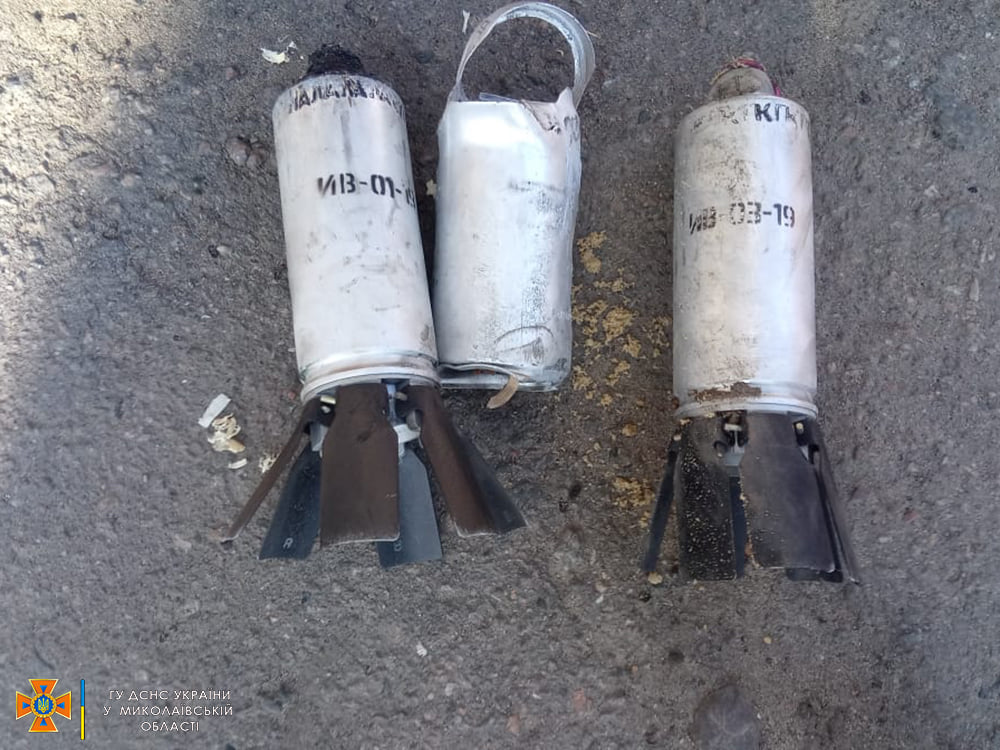 На Миколаївщині двічі лунали вибухи: один чоловік натрапив на боєприпас в лісі, в іншому випадку касетний боєприпас був «привезений» на тенті автівки з Херсонщини 1